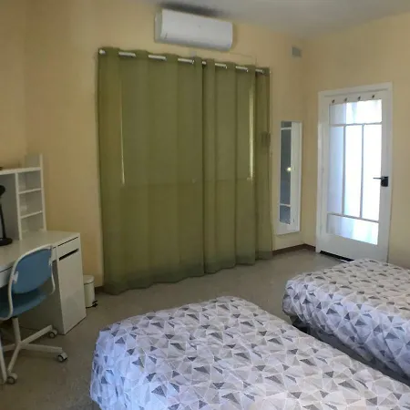 Quarto em Acomodações Particulares Corner Townhouse 1km From
