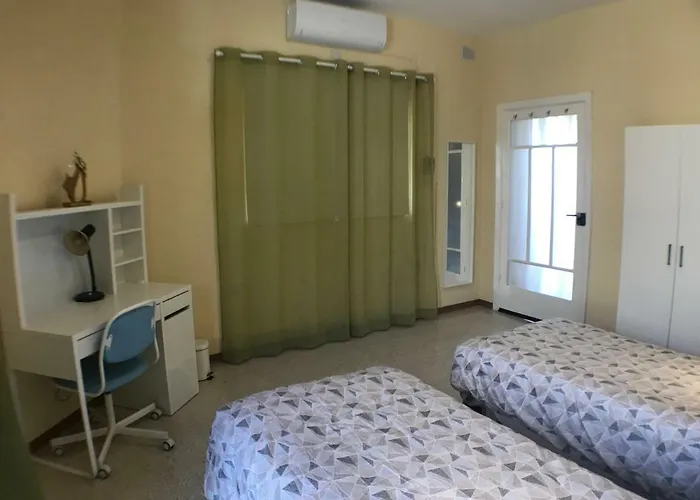 Quarto em Acomodações Particulares Corner Townhouse 1km From