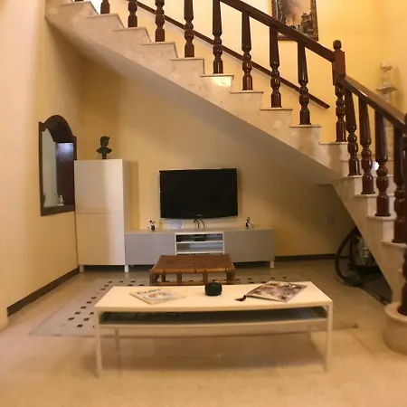 Corner Townhouse 1km From Homestay *