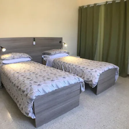 Corner Townhouse 1km From Homestay *